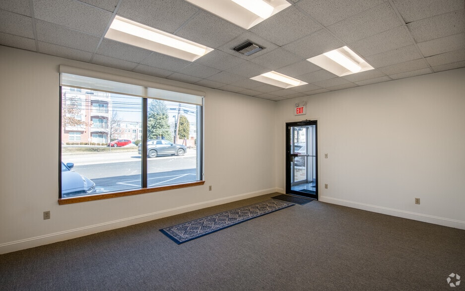 More Photos Of 600 Pleasant St, Watertown Medical For Lease