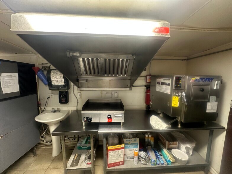 More Photos Of 4602 1625 North Rd, Danvers General Retail For Sale