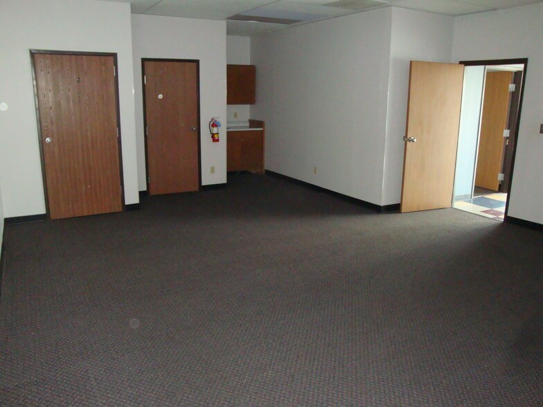 More Photos Of 4214 Fleur Dr, Des Moines General Retail For Lease