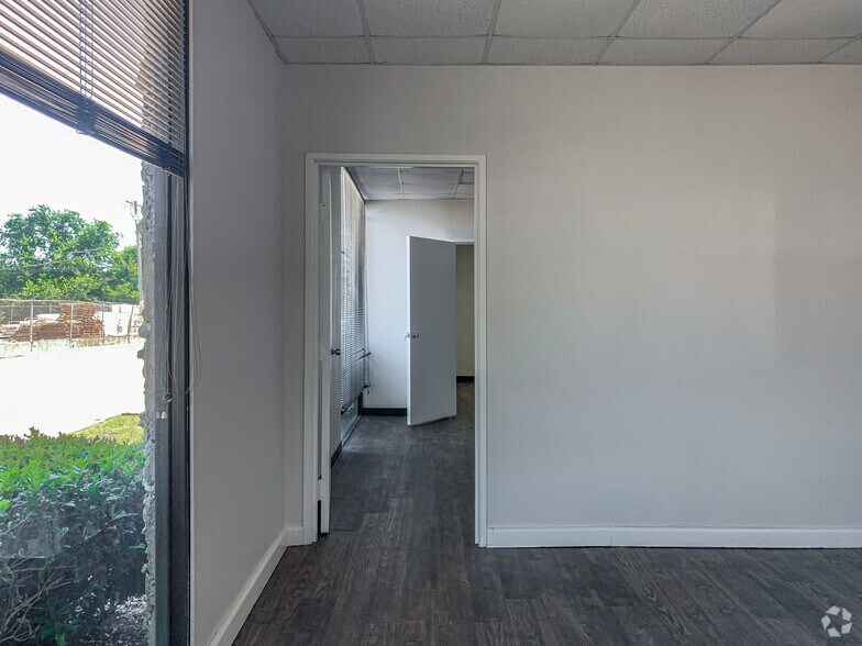 More Photos Of 1108-1110 Summit Ave, Plano Flex For Sale