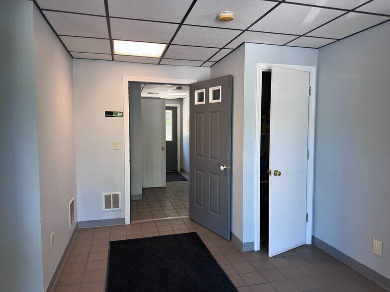 More Photos Of 166 Worcester Rd, Charlton Office For Lease