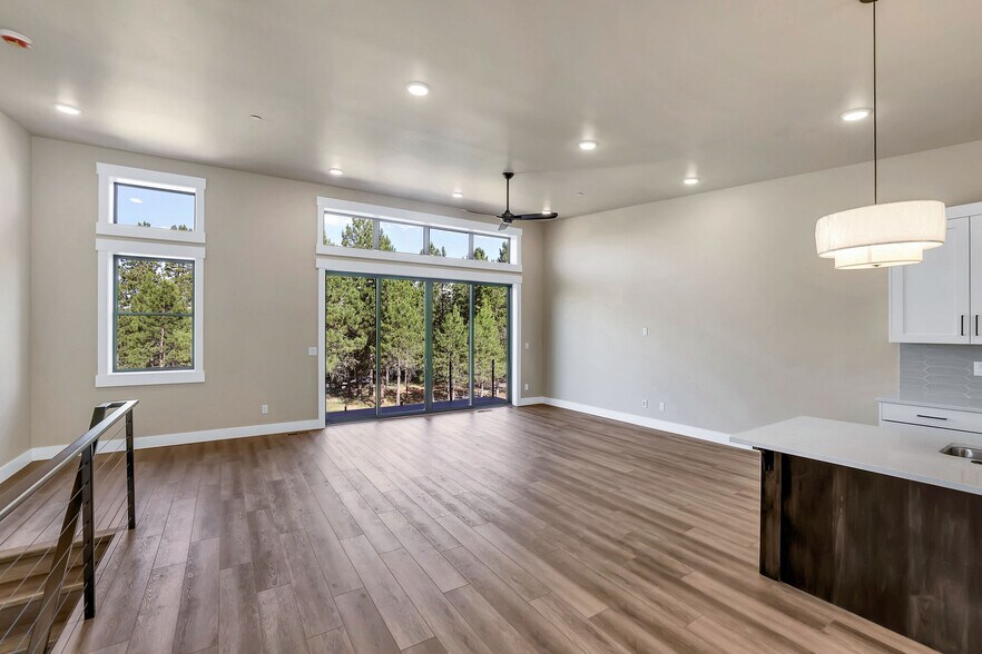 More Photos Of 217 Simmons St, Mccall Showroom For Sale