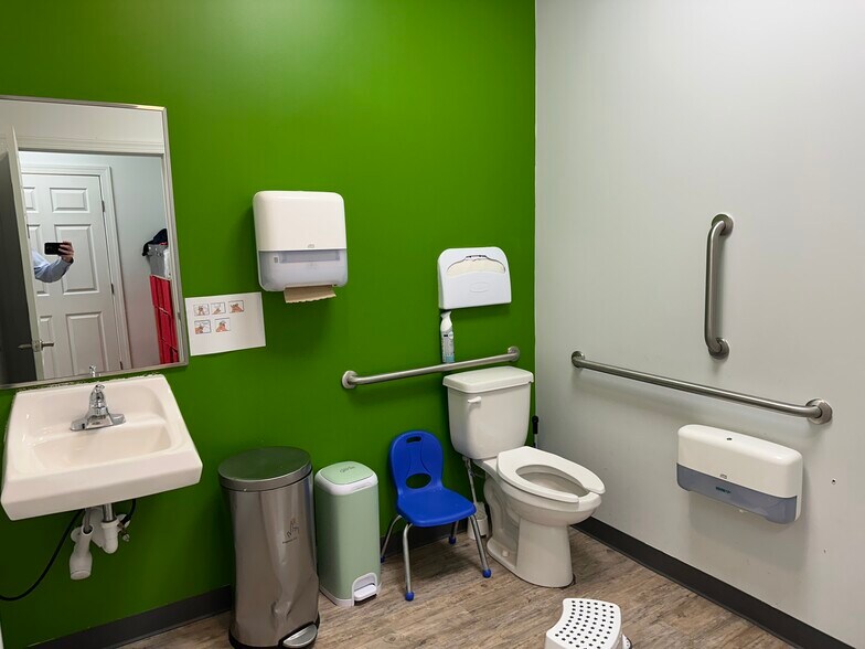 More Photos Of 850-852 Perry Rd, Apex Medical For Lease