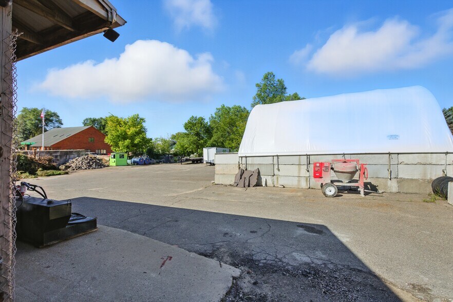 More Photos Of 4800 Joslyn Rd, Lake Orion Light Manufacturing For Sale