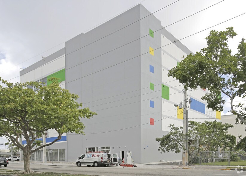 More Photos Of 490 NW 36th St, Miami Self Storage For Lease