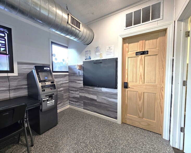 More Photos Of 512 W Egyptian Ave, Christopher Bar For Sale