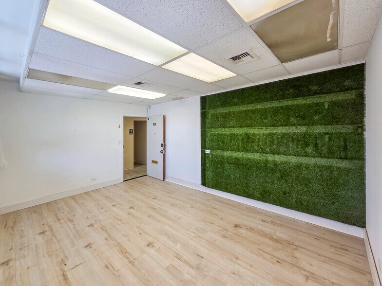 More Photos Of 1127 11th Ave, Honolulu Office For Lease