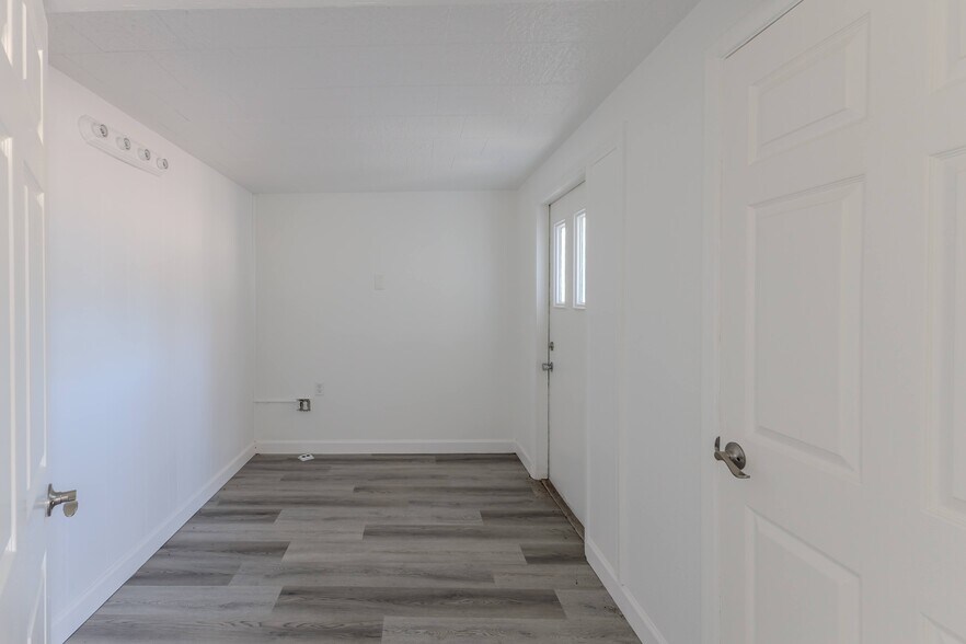 More Photos Of 601 S Us-41, Inverness Medical For Sale