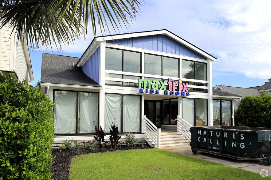 More Photos Of 816 Johnnie Dodds Blvd, Mount Pleasant Office For Lease