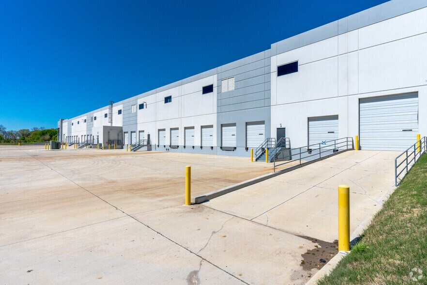 More Photos Of 620 S Western Blvd, Denton Warehouse For Sale