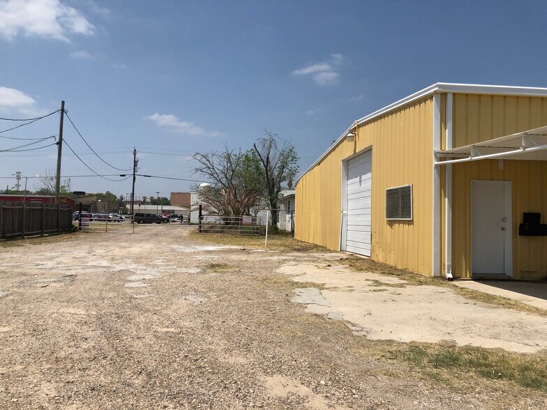 More Photos Of 504 N 2nd St, Carrizo Springs Warehouse For Sale