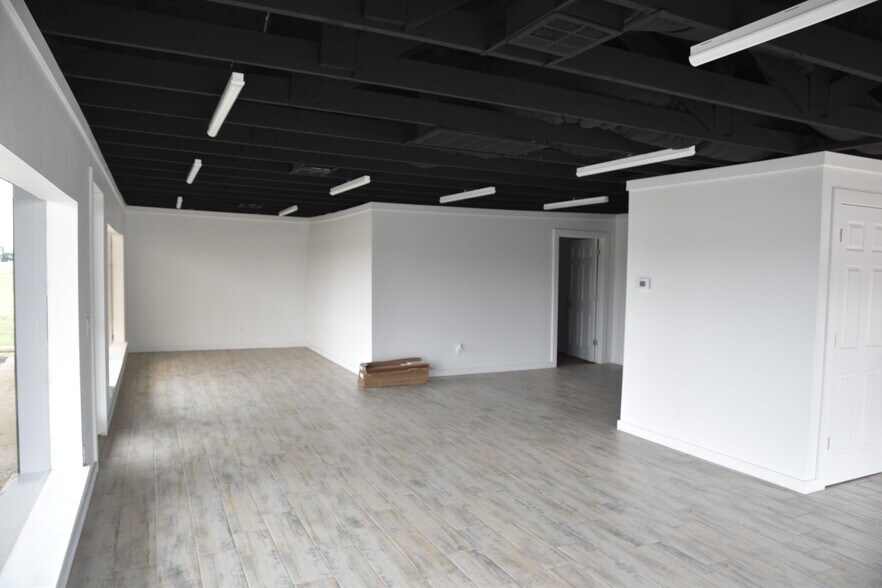 More Photos Of 1811 E Broadway St, Altus Service For Lease