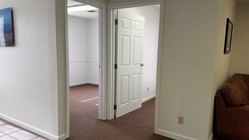 More Photos Of 515 Woodcrest Dr, Bloomington Medical For Lease