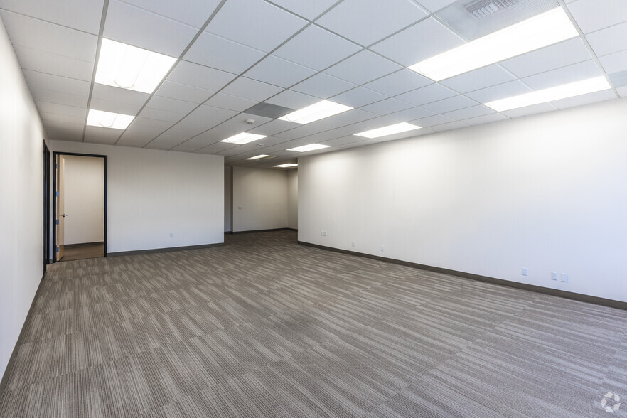 More Photos Of 5675 Ruffin Rd, San Diego Unknown For Lease