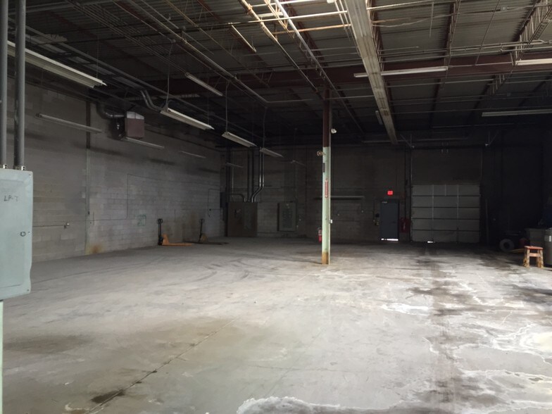 More Photos Of 110-112 Carpenter Ave, Wheeling Manufacturing For Lease