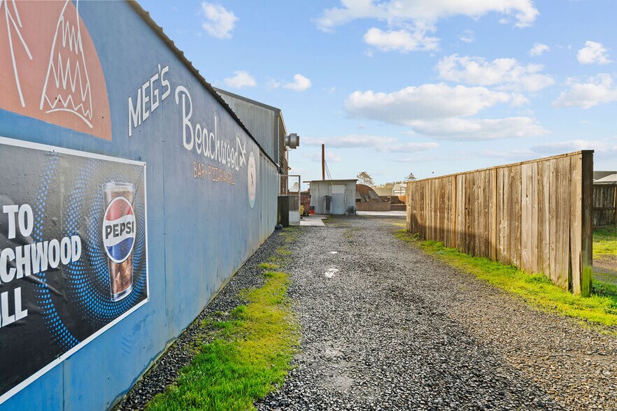 More Photos Of 6425 Pacific Ave, Cloverdale General Retail For Sale