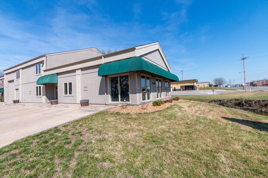 More Photos Of 2500 W 31st St, Lawrence Office For Sale