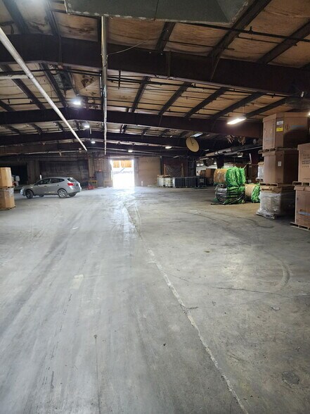 More Photos Of 712 Industrial Ln, Oneida Distribution For Sale