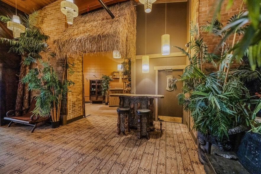 More Photos Of 1900 & 1924 Marshall St NE, Minneapolis Restaurant For Sale