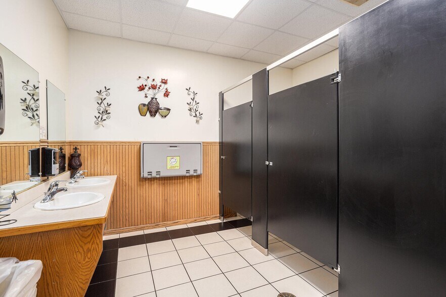 More Photos Of 6225 W D Ave, Kalamazoo Restaurant For Sale
