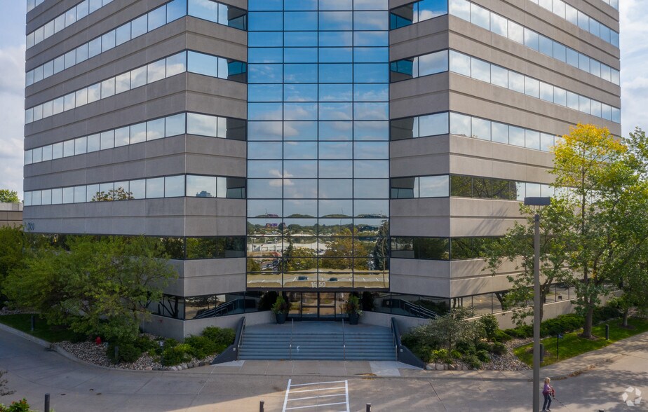 More Photos Of 1650 82nd St W, Bloomington Office For Lease