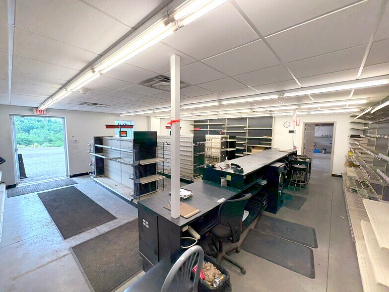 More Photos Of 300 Phoenix Dr, Finleyville Warehouse For Lease