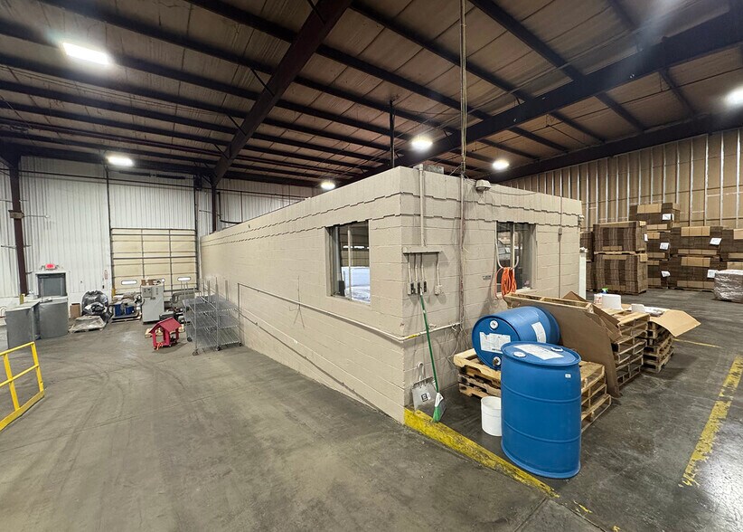 More Photos Of 400 Commerce Blvd, Lawrence Manufacturing For Lease