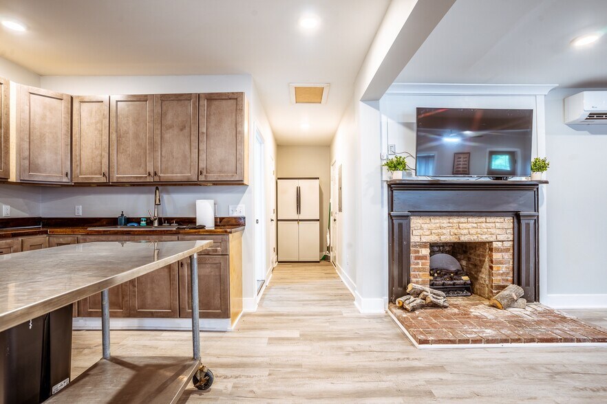 More Photos Of 20805 Seminary St, Hollow Rock Flex For Lease