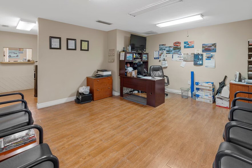 More Photos Of 2559 Fowler St, Fort Myers Unknown For Lease