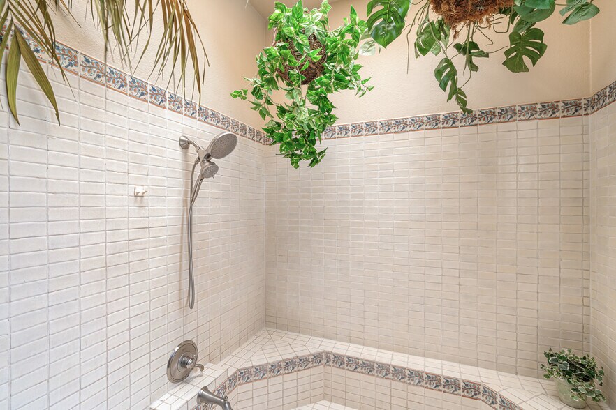 More Photos Of 505 Gilchrist Ln, Del Rio Specialty For Sale