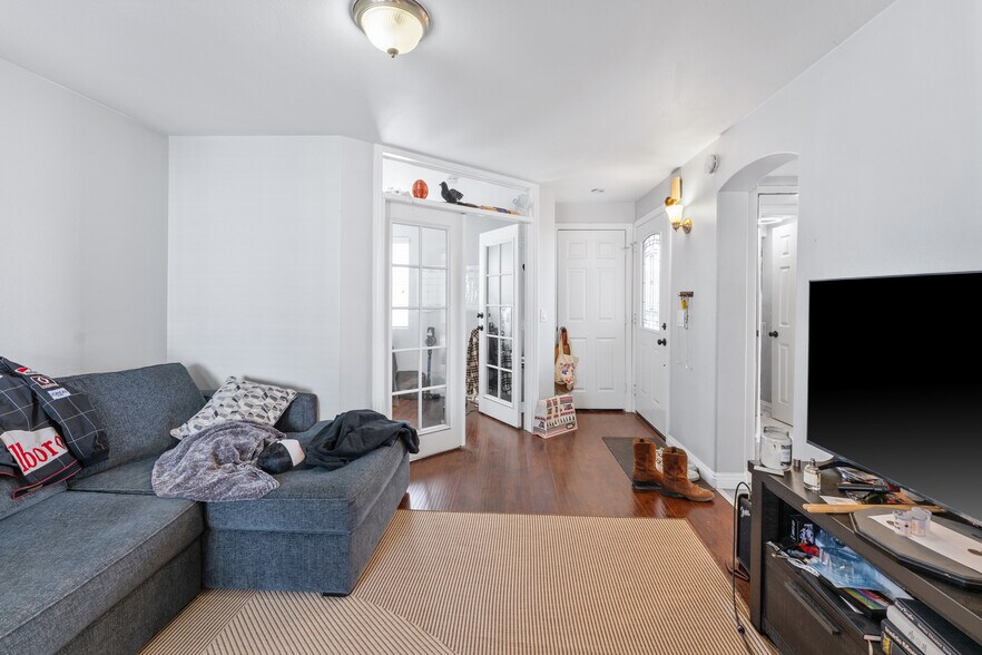 More Photos Of 126 E Balboa Blvd, Newport Beach Multifamily For Sale