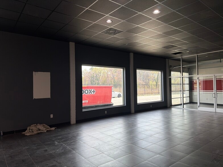More Photos Of 4827 Gate City Blvd, Greensboro Showroom For Lease