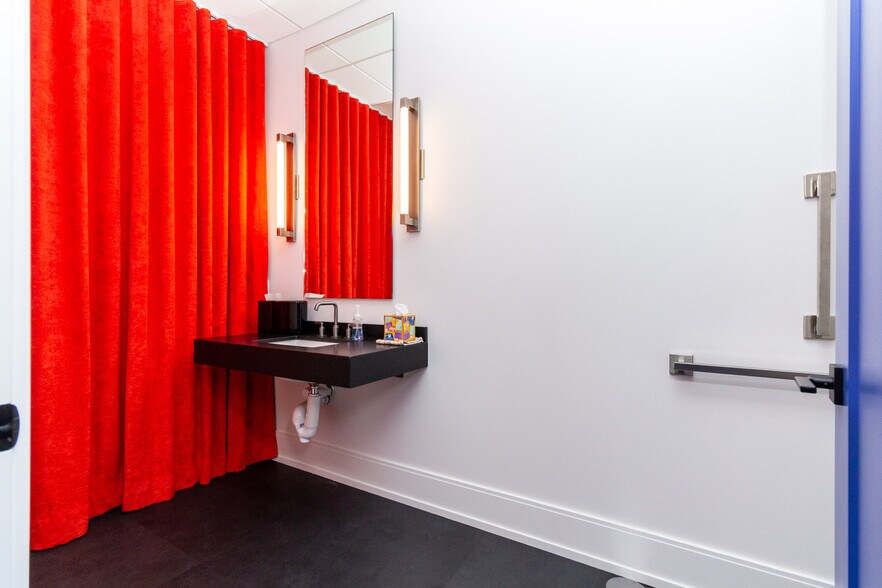 More Photos Of 2580 Dixie Hwy, Waterford Freestanding For Sale