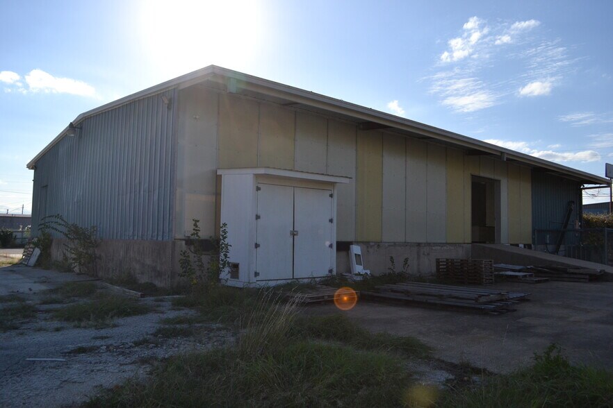 More Photos Of 3805 Woodbury Dr, Austin Flex For Lease