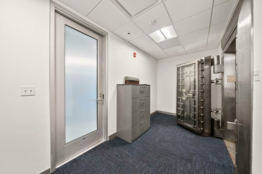 More Photos Of 638 Harrison Ave, Panama City Bank For Lease