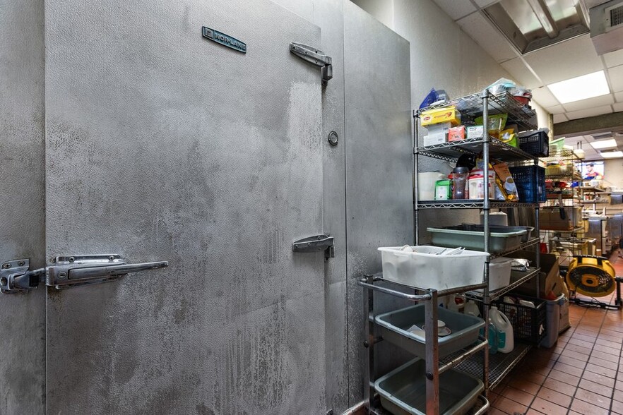 More Photos Of 640-650 W Covell Blvd, Davis Restaurant For Lease