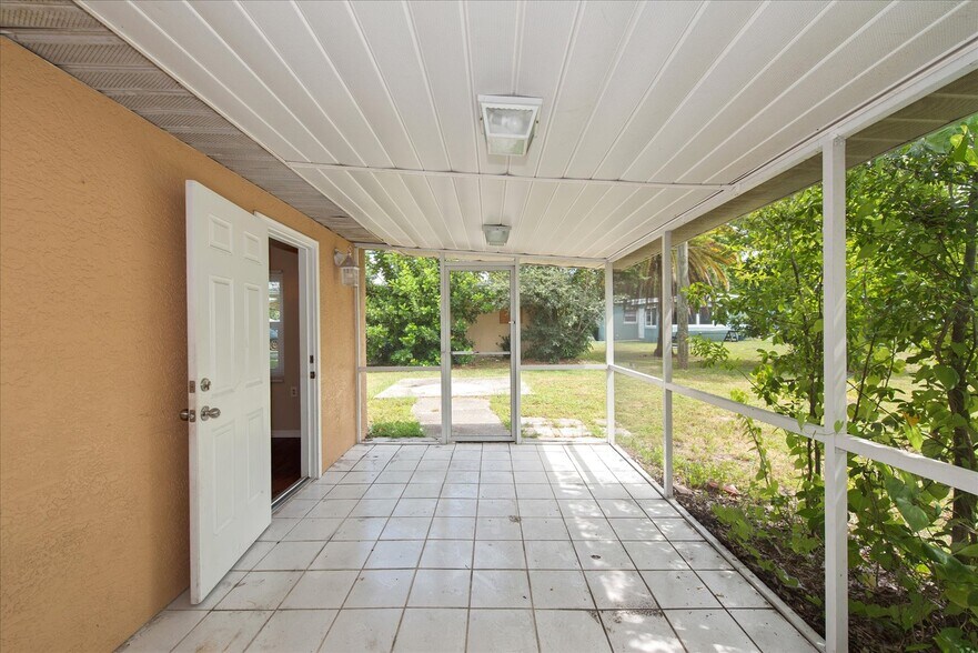 More Photos Of 1905 Oakley Ave, Fort Myers Apartments For Sale