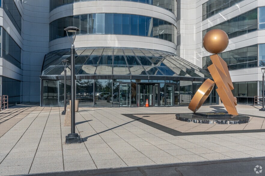 More Photos Of 1400 Old Country Rd, Westbury Office For Lease