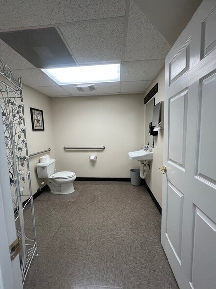 More Photos Of 161 Prosperity Dr, Winchester Showroom For Lease