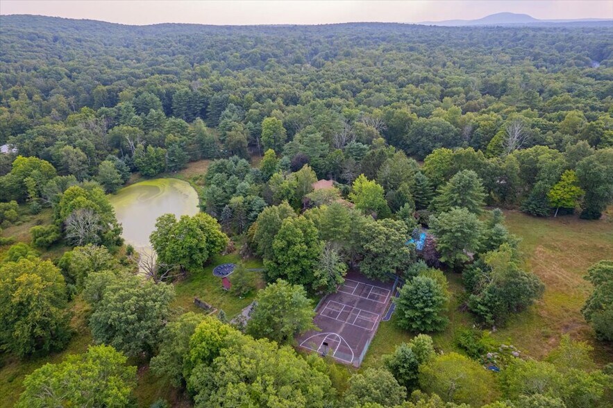 More Photos Of 112 Tawny Fox trl, East Stroudsburg Hospitality For Sale