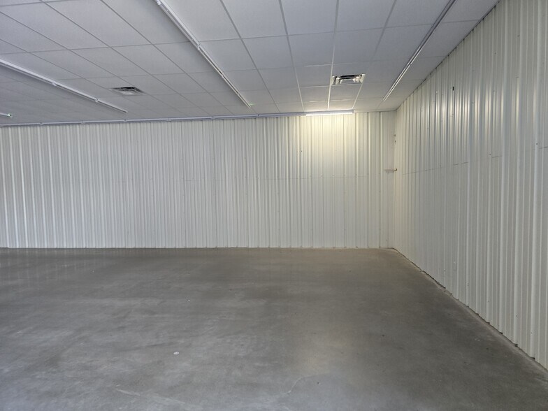 More Photos Of 10245 W Vienna Rd, Montrose Freestanding For Lease