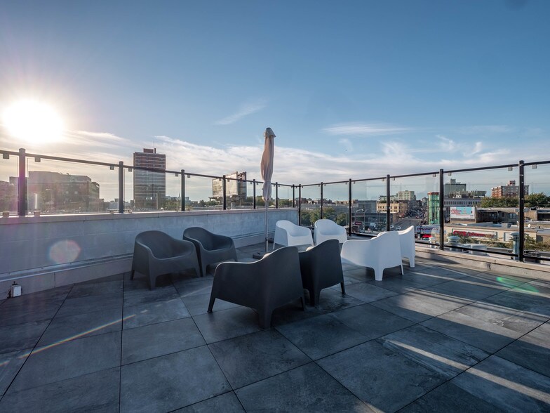 More Photos Of 3033-3035 N Clark St, Chicago Office For Sale