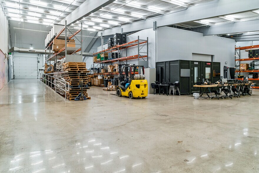 More Photos Of 400 W Maple Rd, Troy Office For Lease