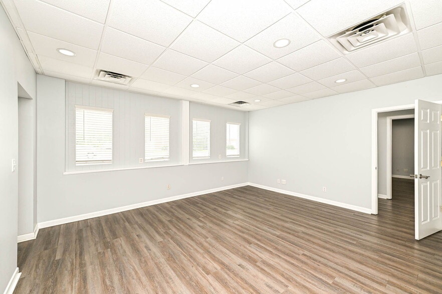 More Photos Of 3455 Shelby St, Indianapolis Office For Sale