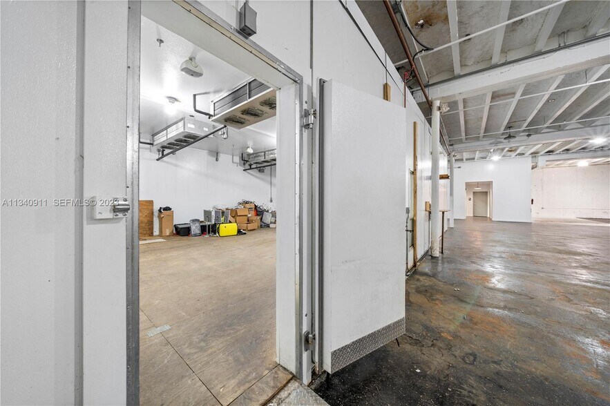 More Photos Of 2585 NW 21st Ter, Miami Warehouse For Lease