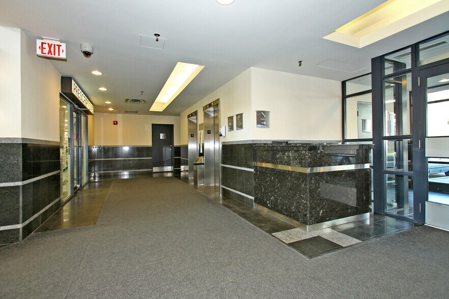 More Photos Of 340 College St, Toronto Medical For Lease