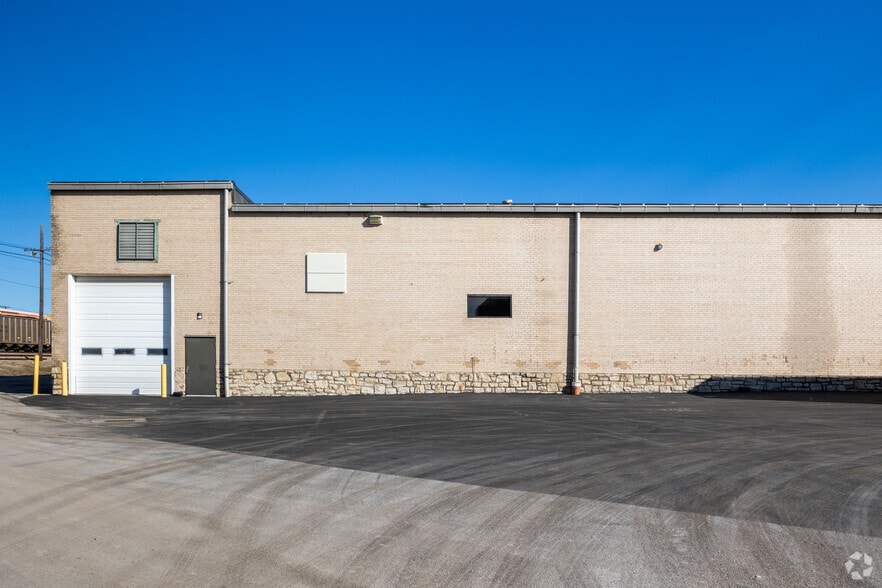 More Photos Of 1 Design Dr, North Kansas City Warehouse For Lease