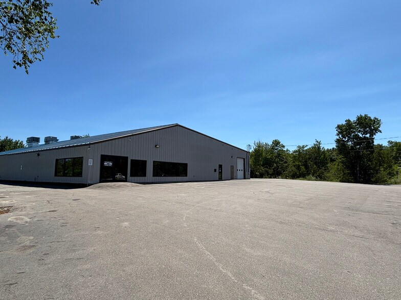 More Photos Of 29 Stillwater Ave, Orono Showroom For Lease