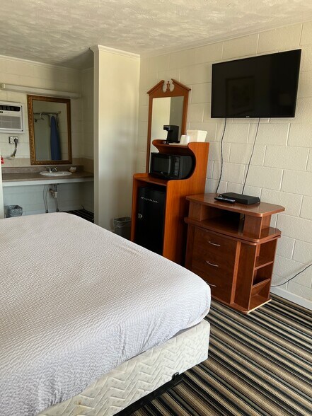 More Photos Of 2101 Hutchins Ave, Ballinger Hotel For Sale