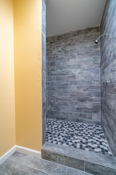 More Photos Of 6424 Queenston Blvd, Houston Light Distribution For Sale